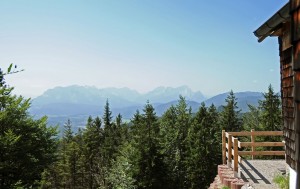 Blick von der Giebelseite der Hochkopfhütte über den Isartalboden zum Wettersteinmassiv (Foto: H.K.)