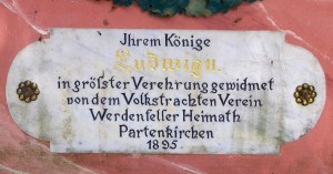 Die Inschrift auf der Ludwigsbüste in Partenkirchen (Foto: Susanne Nebl)