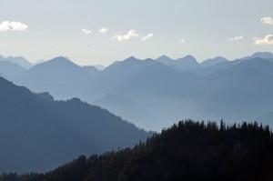 Blick vom Herzogstand ins Ammergebirge (Foto: H.K.)